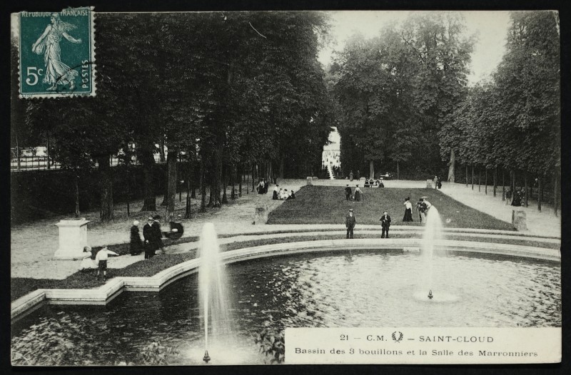 Carte postale ancienne Bassin des 3 bouillons et la Salle des Marronniers à Saint-Cloud