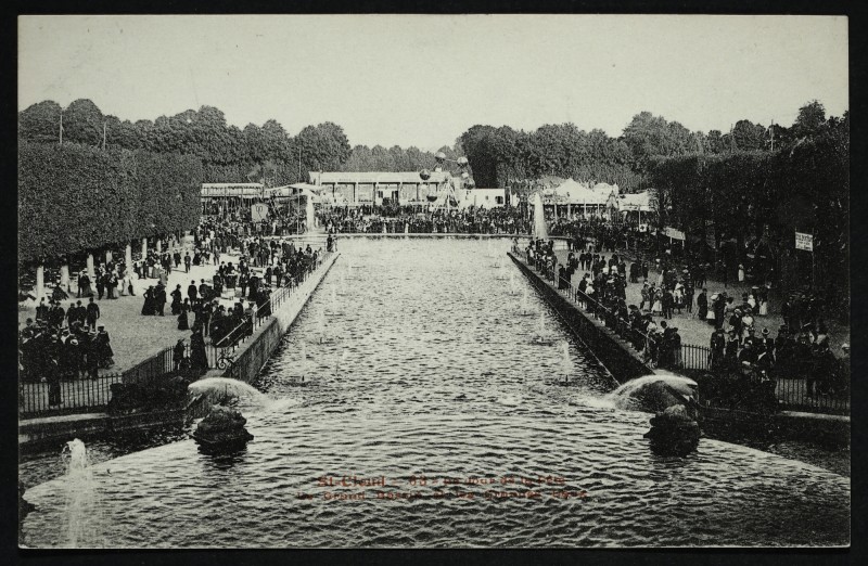 Carte postale ancienne Le Jour de la Fête. Le Grand Bassin et les Grandes Eaux à Saint-Cloud