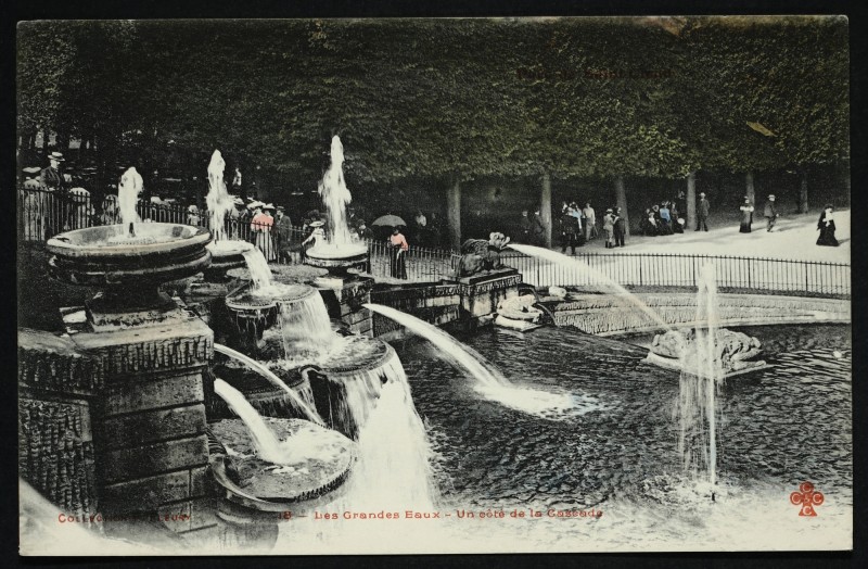 Carte postale ancienne Les Grandes Eaux - Un côté de la Cascade à Saint-Cloud