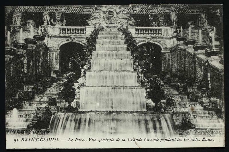 Carte postale ancienne Vue générale de la Grande Cascade pendant les Grandes Eaux à Saint-Cloud
