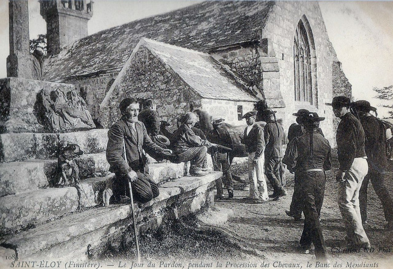 Carte postale ancienne Le Jour du Pardon, pendant la Procession des Chevaux, le Banc des Mendiants à Ploudaniel