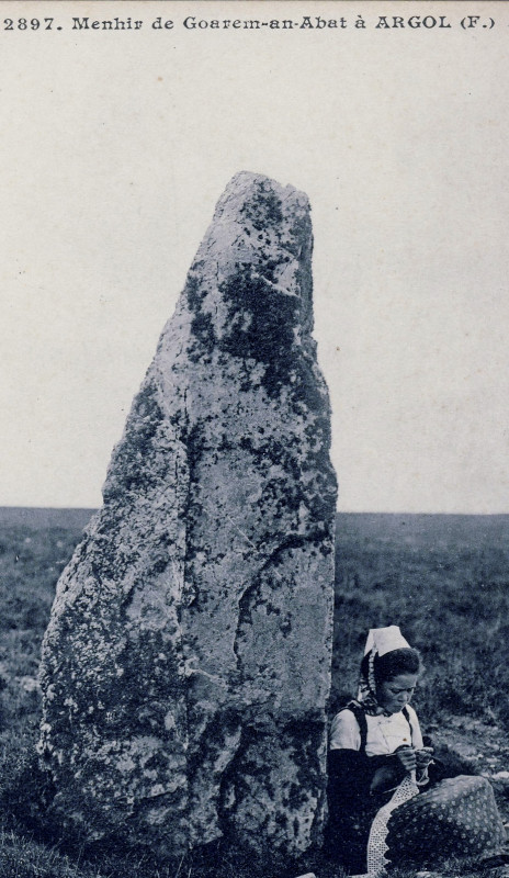 Carte postale ancienne Menhir Argol à Argol