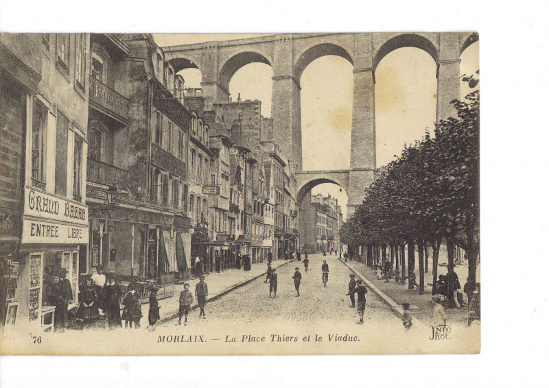 Carte postale ancienne Morlaix La place Thiers Viaduc à Morlaix