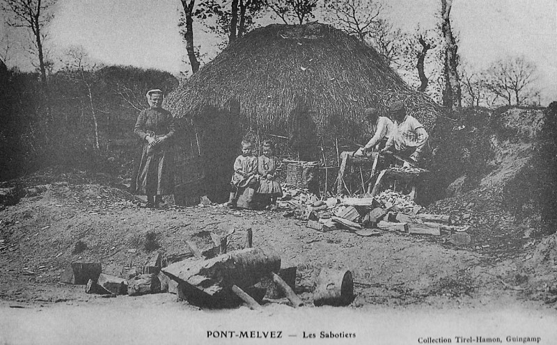 Carte postale ancienne Pont-Melvez sabotiers