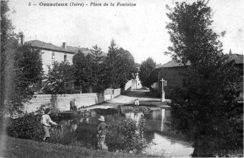 Carte postale ancienne Ornacieux, place de la fontaine, 1909, p149 de L'Isère les 533 communes - phot voir carte postale