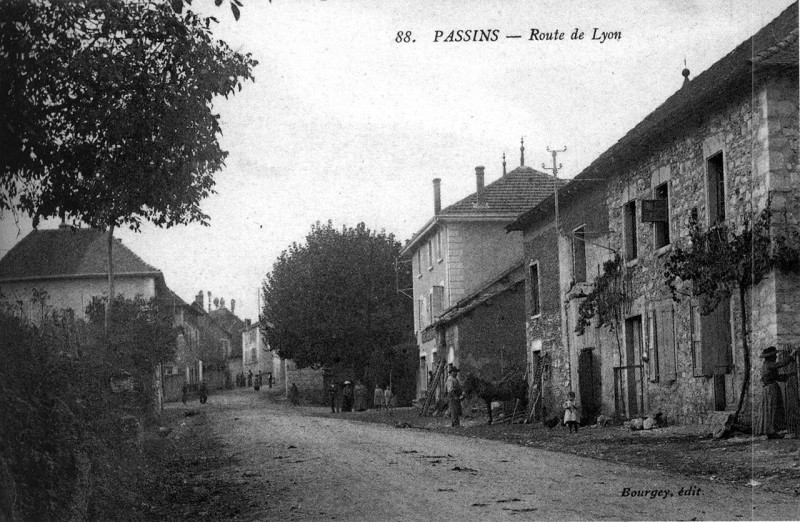 Carte postale ancienne Passins, route de Lyon, 1910, p155 de L'Isère les 533 communes - Bourgey édit