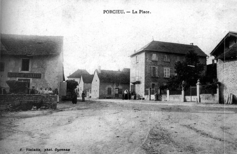 Carte postale ancienne Porcieu-Amblagnieu, la place en 1906, p167 de L'Isère les 533 communes - F Vialatte, phot à Oyonnax