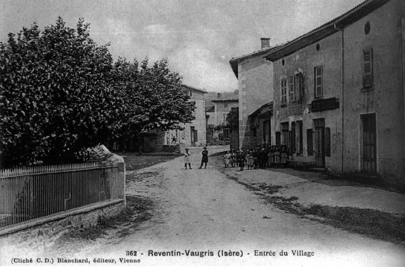 Carte postale ancienne Reventin-Vaugris, entrée du village, 1906, p174 de L'Isère les 533 communes - cliché C D, Blanchard édit à Vienne