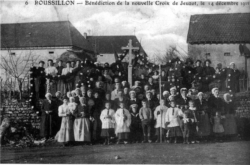 Carte postale ancienne Roussillon, bénédiction de la nouvelle croix de Jeuzot le 14 décembre 1911, 1911, p178 de L'Isère les 533 communes