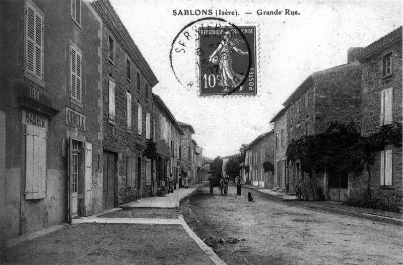 Carte postale ancienne Sablons, Grande Rue en 1907, p181 de L'Isère les 533 communes - L C