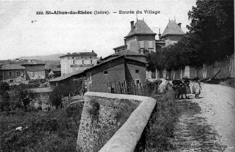 Carte postale ancienne Saint-Alban-du-Rhone, entrée du village, 1910, p182 de L'Isère les 533 communes - cliché G D, Blanchard éditeur, Vienne