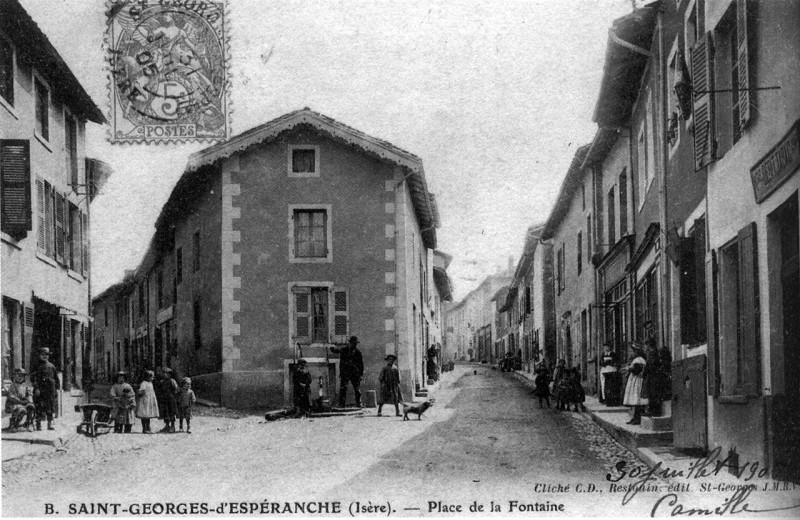 Carte postale ancienne Saint-Georges-d'Espéranche, place de la fontaine, 1905, p200 de L'Isère les 533 communes - cliché C D, Restouin édit St Georges J M B V