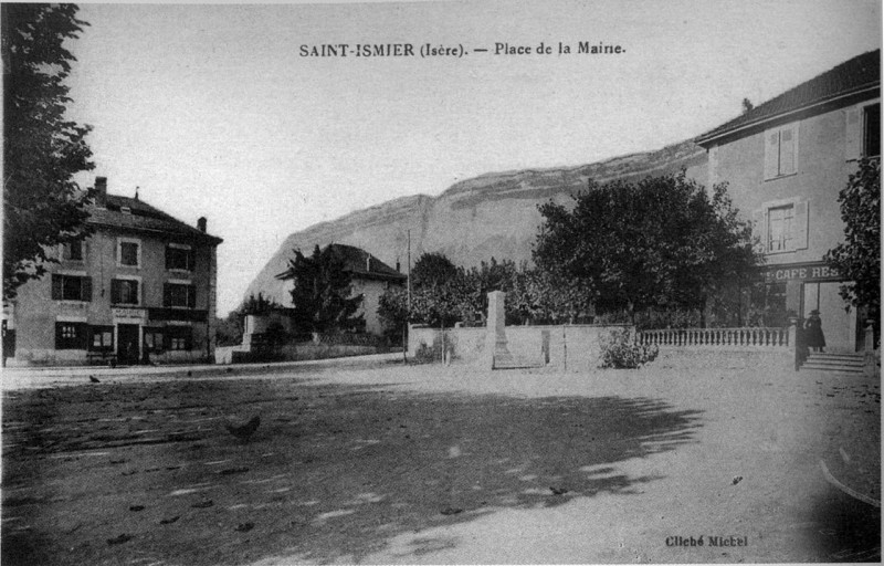 Carte postale ancienne Saint-Ismier, place de la mairie, 1908, p204 de L'Isère les 533 communes - cliché Michel
