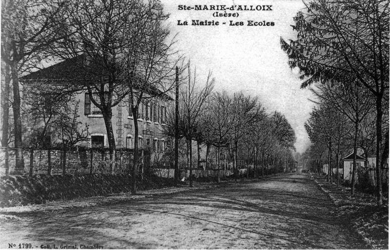 Carte postale ancienne Sainte-Mairie-d'Alloix, la mairie et les écoles en 1912, p233 de L'Isère les 533 communes - coll L Grimal, Chambery