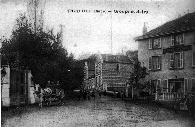 Carte postale ancienne Thodure, groupe scolaire, 1910, p250 de L'Isère les 533 communes