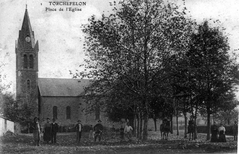 Carte postale ancienne Torchefelon, place de l'église, 1912, p251 de L'Isère les 533 communes - cliché