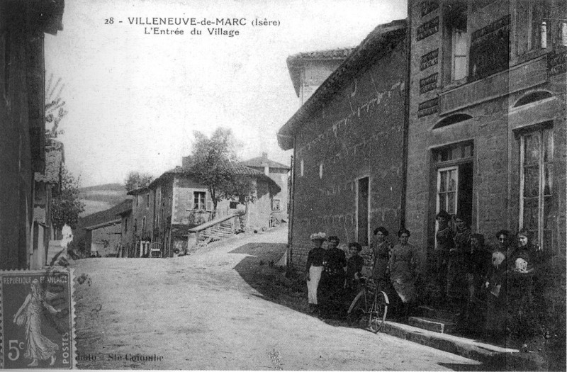 Carte postale ancienne Villeneuve-de-Marc, l'entrée du village, 1910, p279 de L'Isère les 533 communes - photo Ste Colombe