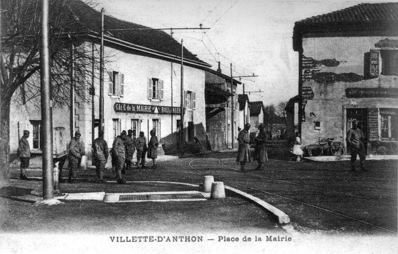 Carte postale ancienne Villette-d'Anthon, place de la mairie, 1908, p280 de L'Isère les 533 communes