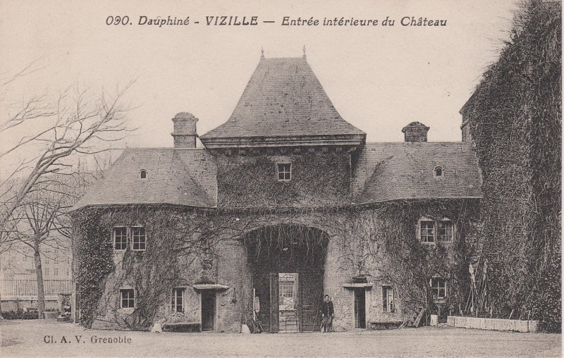 Carte postale ancienne Entrée intérieure du Château à Vizille