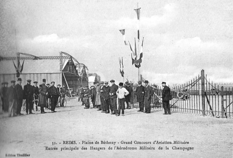 Carte postale ancienne Hangars Reims concours militaire 1911 parc automobile