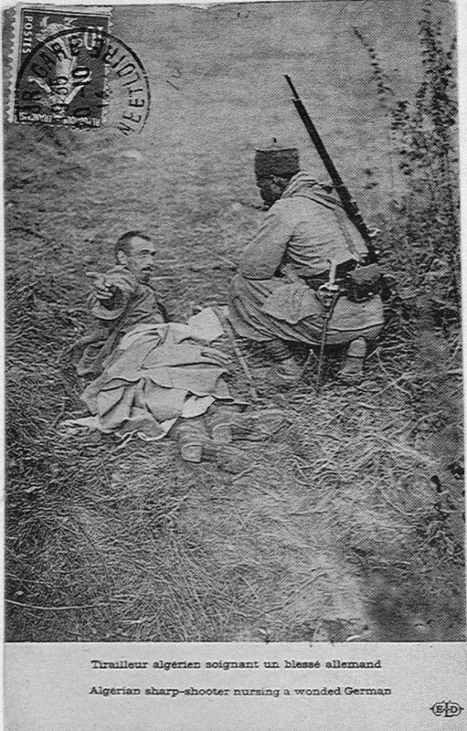 Carte postale ancienne Le tirailleur et le blessé 73721