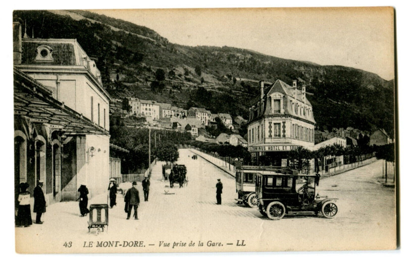 Carte postale ancienne Puy-de-Dôme Le Mont-Dore vue prise de la Gare animé voitures à Mont-Dore