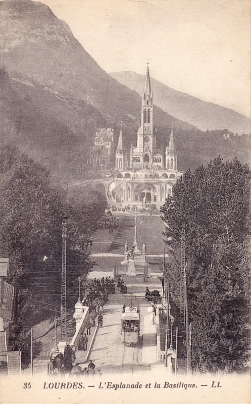 Carte postale ancienne L'Esplanade et la Basilique à Lourdes