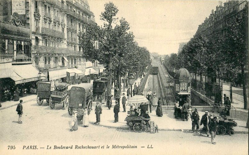 Carte postale ancienne Le Boulevard Rochechouart et le Métropolitain à Paris 18e
