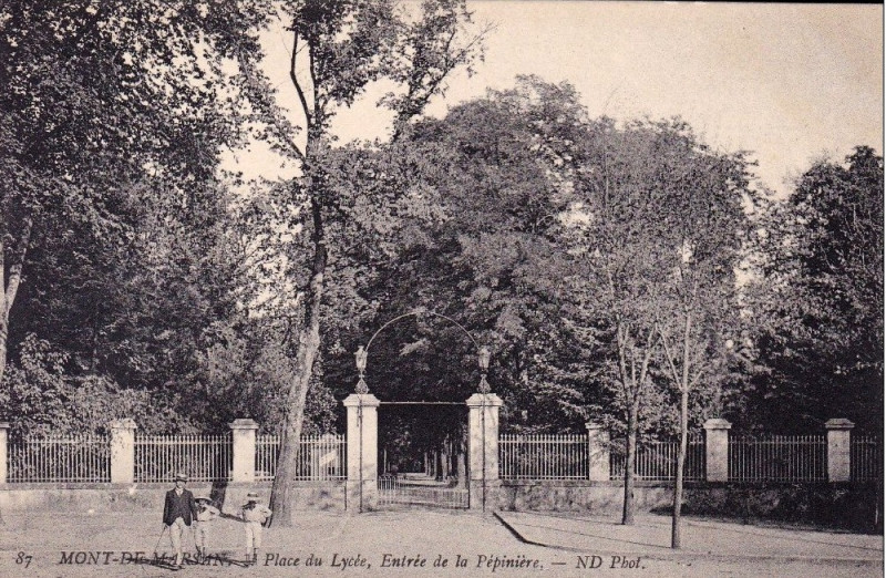 Carte postale ancienne Mont-de-Marsan - Place du Lycée 5