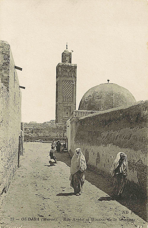 Carte postale ancienne Oujda Rue arabe et minaret de la mosquée