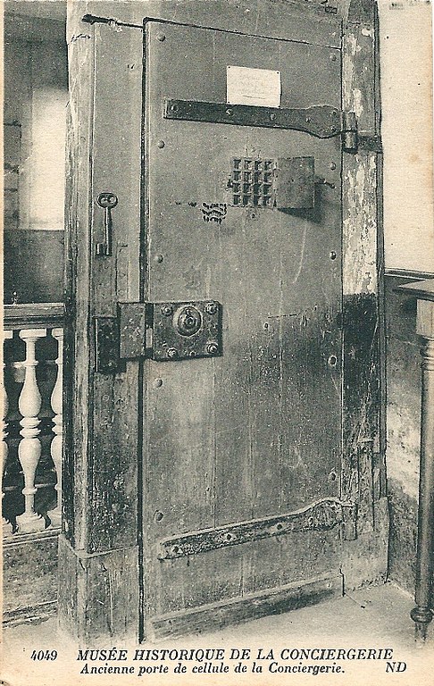 Carte postale ancienne Paris (1e) Musée Conciergerie Ancienne porte de cellule à Paris 1er