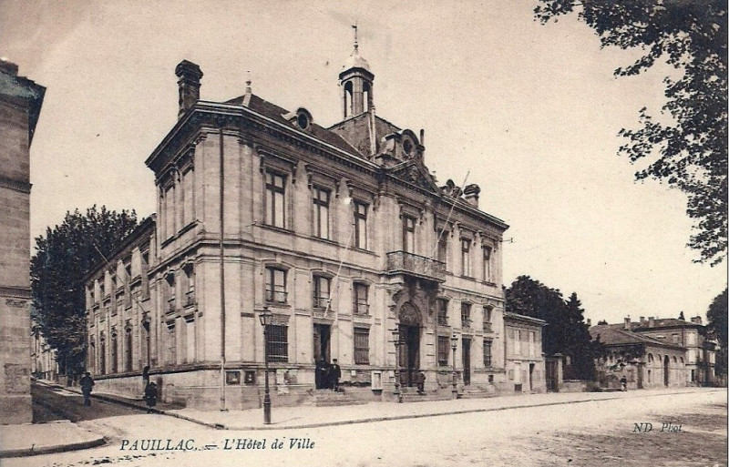 Carte postale ancienne Pauillac - Mairie 2