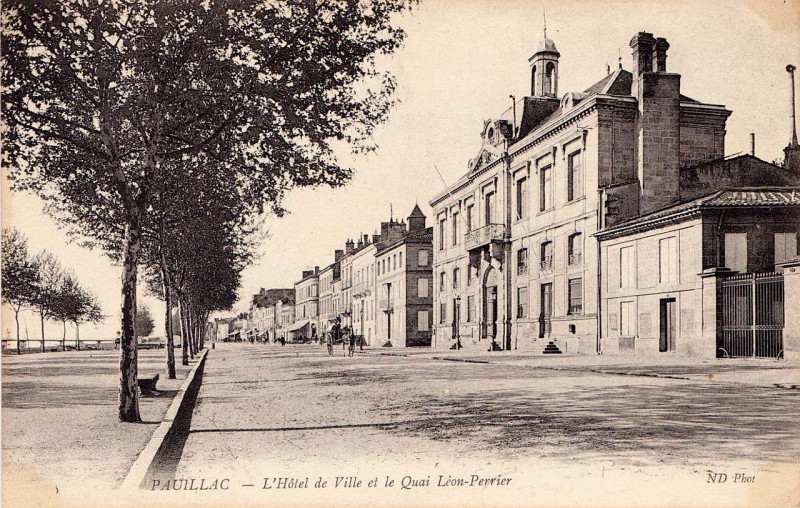 Carte postale ancienne Pauillac - Quai Léon Perrier 2