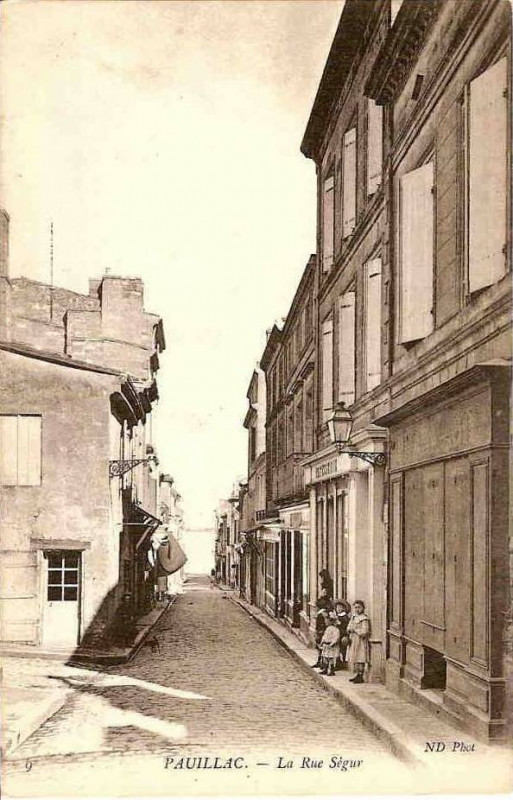 Carte postale ancienne Pauillac - rue Ségur