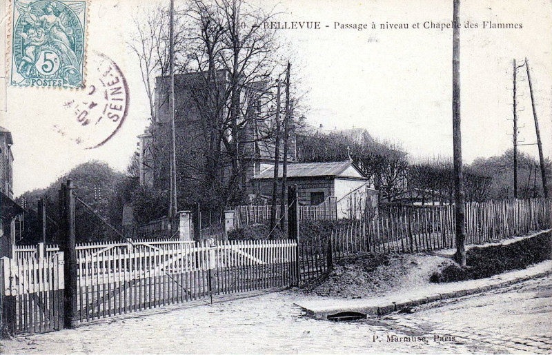 Carte postale ancienne Bellevue - Passage à niveau et Chapelle des Flammes à Meudon
