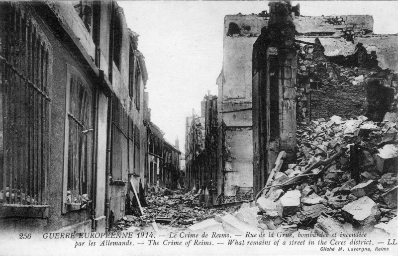 Carte postale ancienne Rue de la grue 1GM