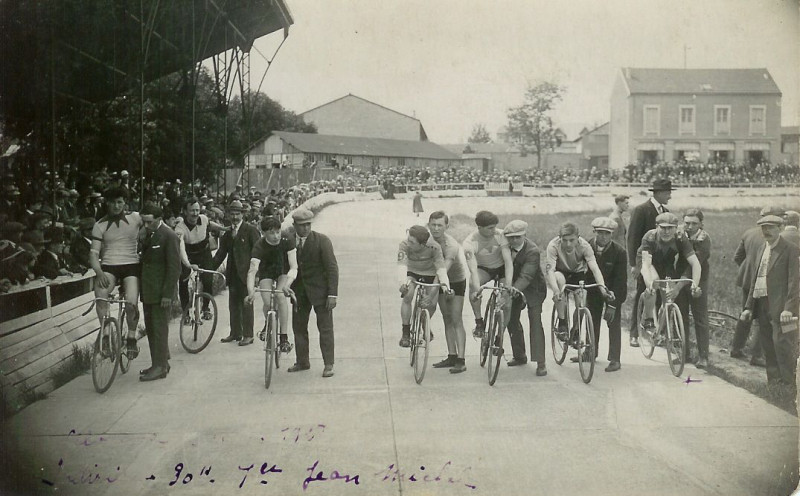 Carte postale ancienne Vélodrome de la Haubette 1927