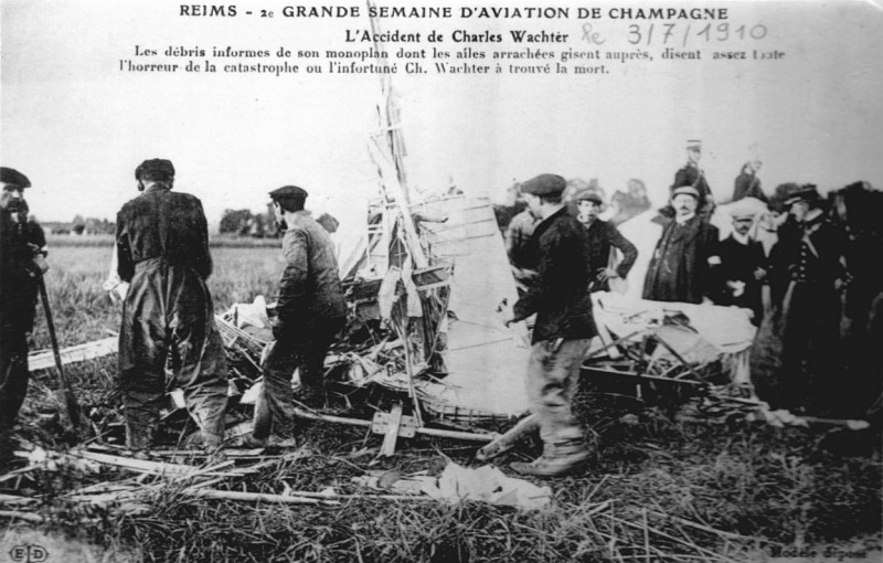 Carte postale ancienne Wachter et son antoinette accident de 1910
