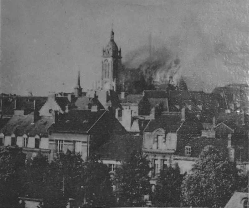 Carte postale ancienne Eglise st Maurice en feu 1942