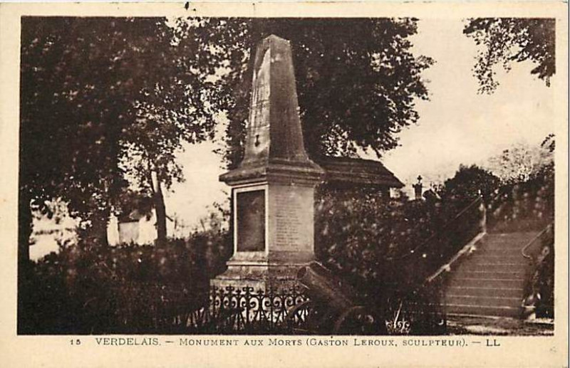 Carte postale ancienne Verdelais - monument aux morts