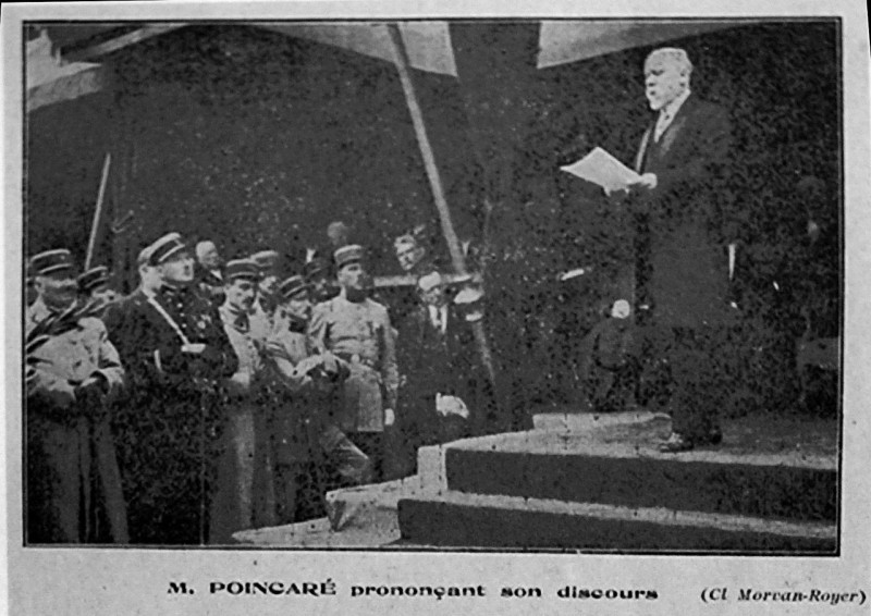 Carte postale ancienne Poincaré remet la Croix de guerre à la ville 74967 à Toul