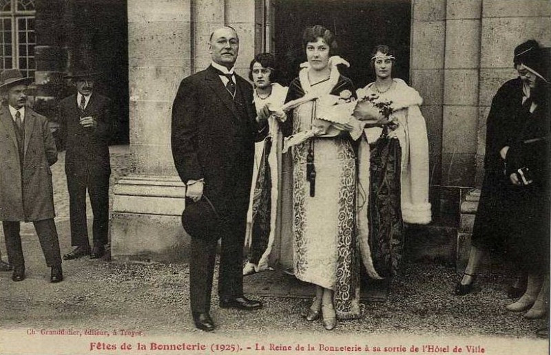 Carte postale ancienne Fêtes de la Bonneterie 1925 à Troyes - La Reine de la Bonneterie à Troyes