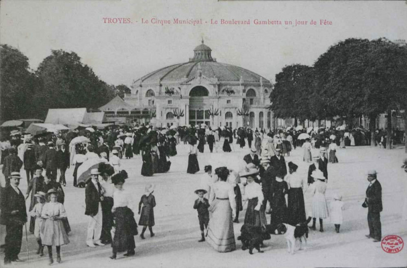 Carte postale ancienne Troyes cirque jour de fete 5404 à Troyes