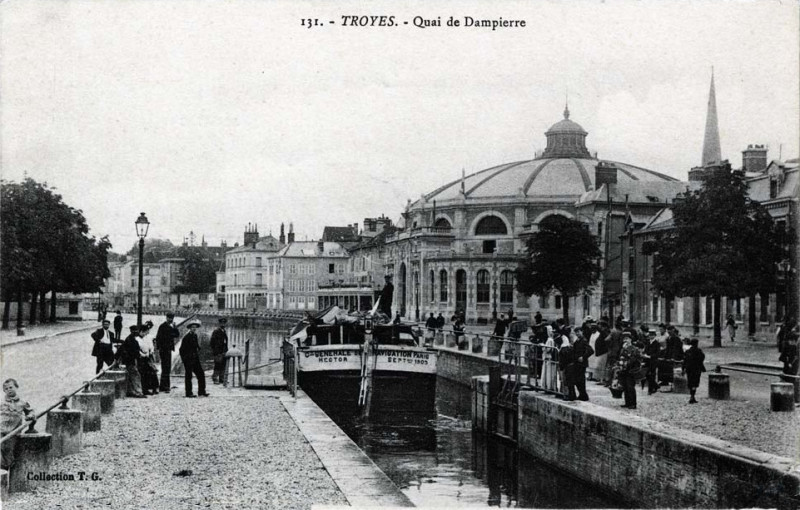Carte postale ancienne Troyes cirque quai Dampierre à Troyes
