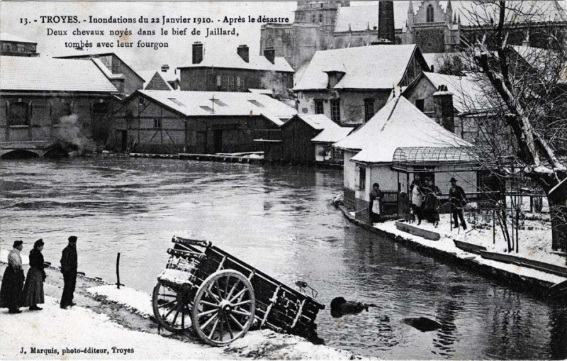 Carte postale ancienne Troyes inondations de 1910 à Troyes
