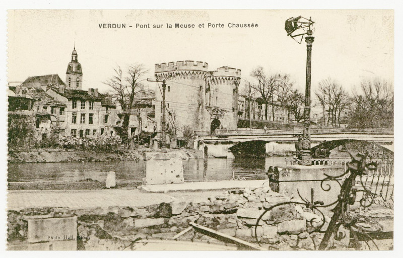 Carte postale ancienne Verdun - pont sur la Meuse et Porte Chaussée P-Fg-Cp-00522 à Verdun