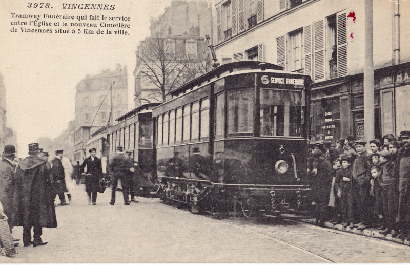 Carte postale ancienne Em 3978 - Vincennes - Tramway funéraire qui fait le service entre l'Eglise et le nouveau cimetière...