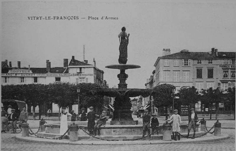 Carte postale ancienne Vitry le Francois place d arme 00104