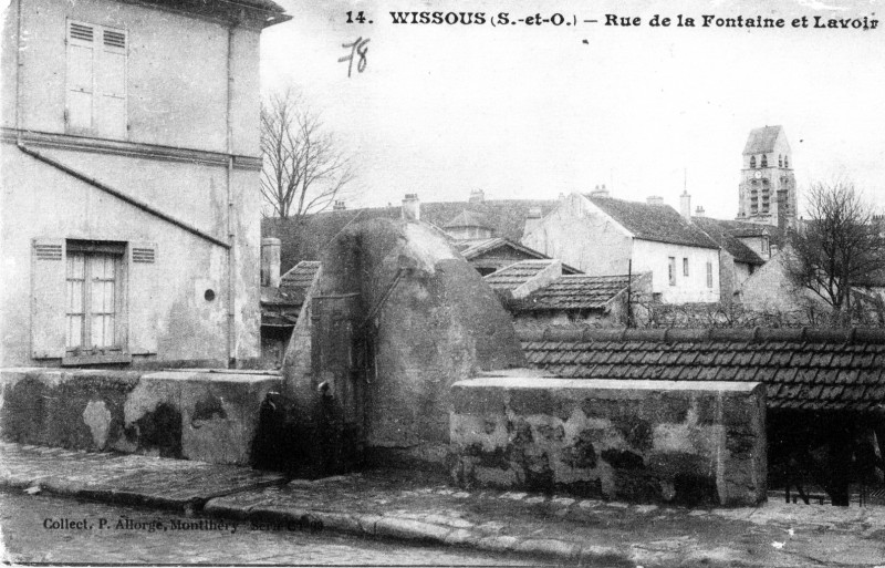 Carte postale ancienne Wissous - Rue de la Fontaine et Lavoir - 1916
