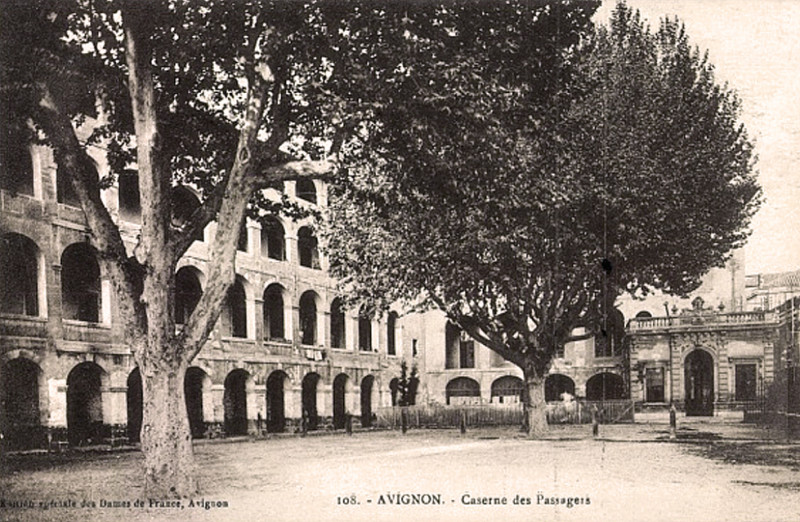 Carte postale ancienne Avignon Caserne des passagers
